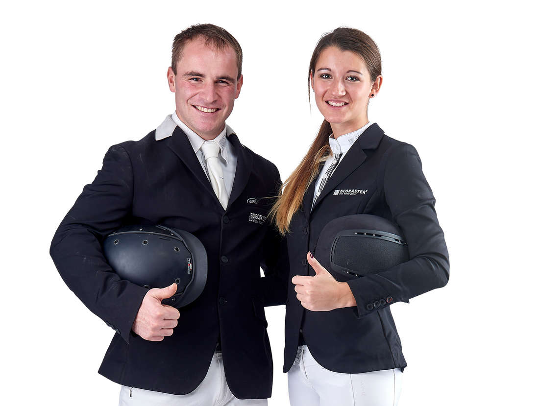 Manuel Prause und Nadja Schmittlein in ECORASTER Reitausrüstung lachen in die Kamera