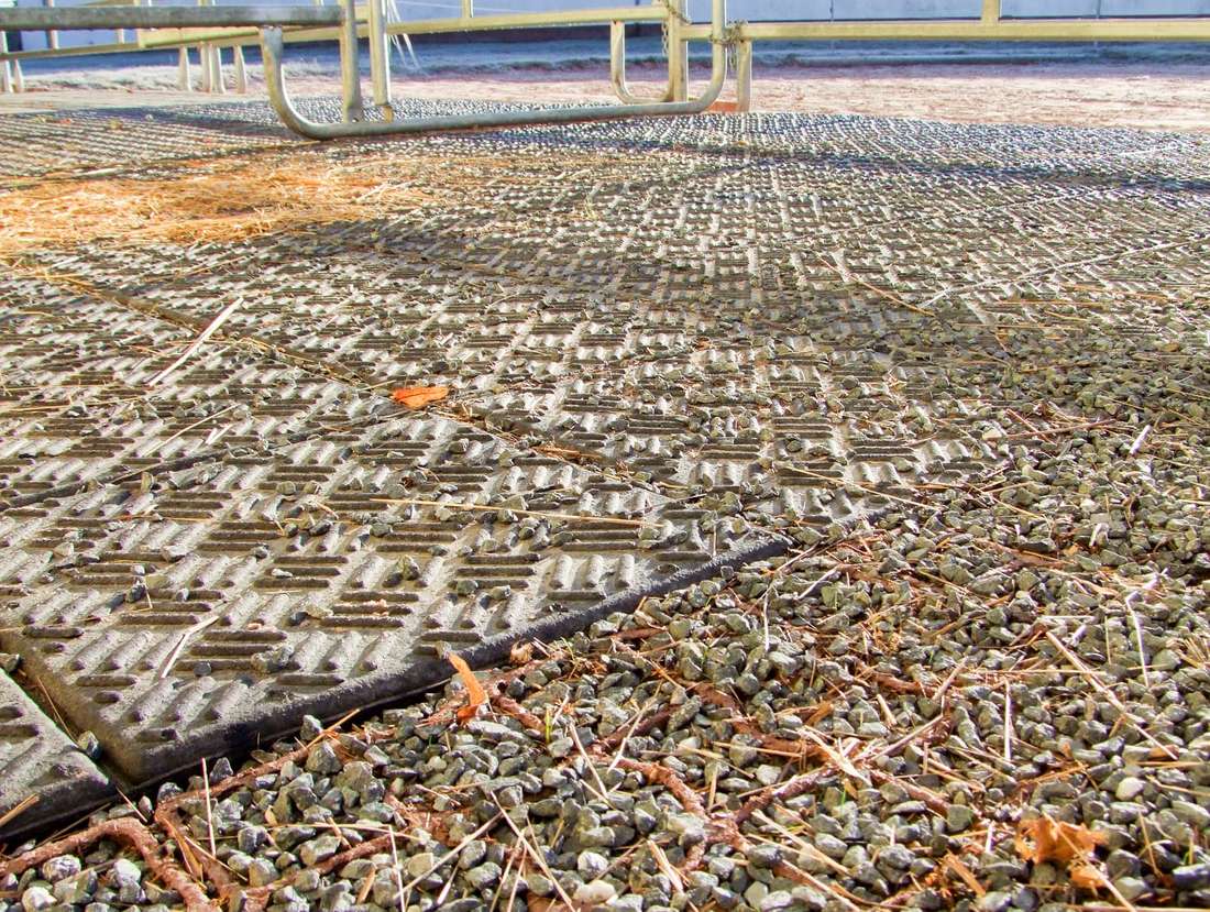 Detailansicht von terrakottafarbigen ECORASTER mit Schotter befüllt und Boxenmatten