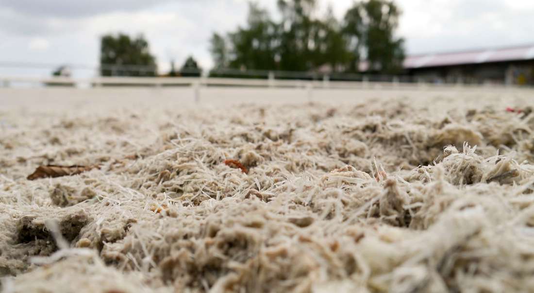 Nahaufnahme von hellen Zuschlagstoffen auf dem Reitboden