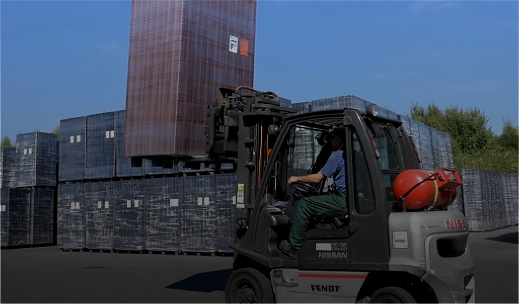 Gabelstapler transportiert einen Stapel ECORASTER Bodengitter in terrakotta