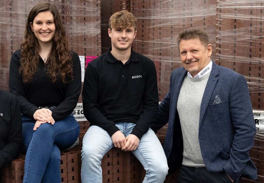 Das ecora Team vor ECORASTER Produkten