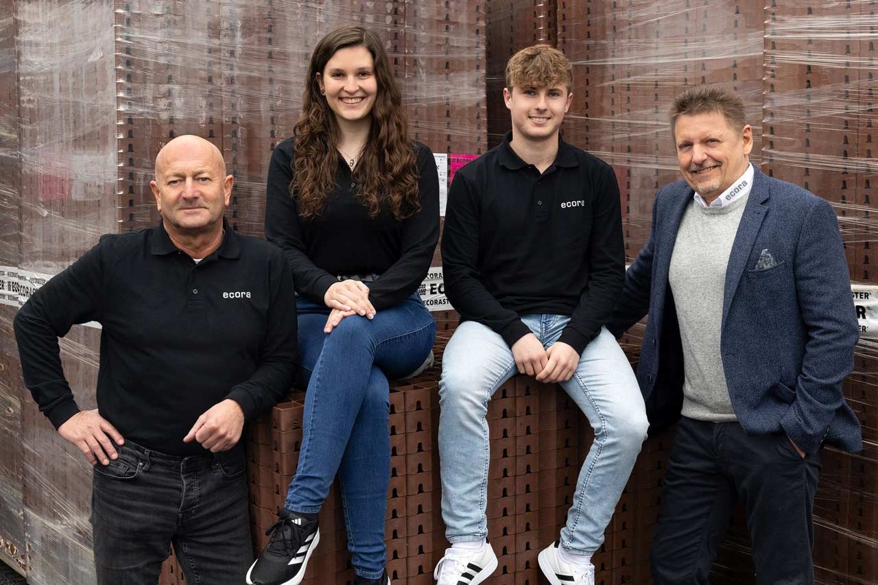 Das ecora Team vor ECORASTER Produkten