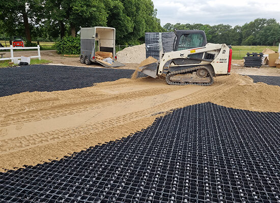 Eine Maschine verteilt Sand auf einer großen Fläche TE40 Aqua