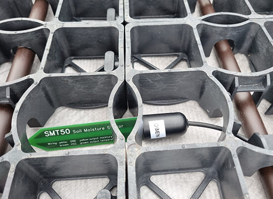 Ein Wassermessgerät liegt in ECORASTER Bodengitter